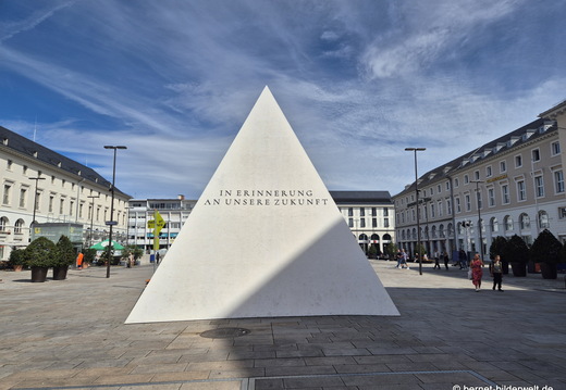 26-09-01-karlsruhe-marktplatz-weisse pyramide