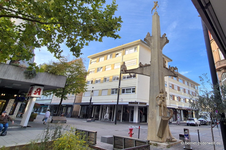26-09-29-singen-lenk-skulptur-paradiesbaum-.jpg